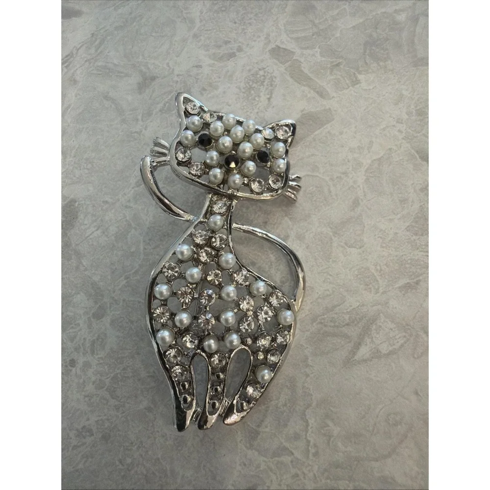 Vintage Style Silver Rhinestone Cat Brooch